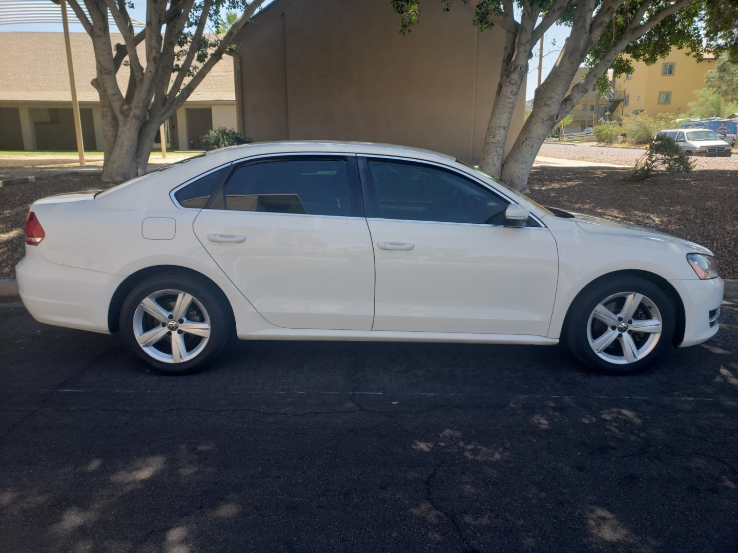 2013 WHITE /gray and black Volkswagen Passat se (1VWBP7A31DC) with an 2.5 l5 engine, 6-Speed Automatic transmission, located at 323 E Dunlap Ave., Phoenix, AZ, 85020, (602) 331-9000, 33.567677, -112.069000 - 2013 Volkswagen Passat SE,........ EXCELLENT condition,......A Real Must See!!.... No accidents, Ice cold ac, Touch Screen Stereo/CD Player, Satellite compatible, Bluetooth, Phone sync, Clean Black and Gray interior with Black Leather seats in near perfect condition, power windows, power door locks, - Photo#4